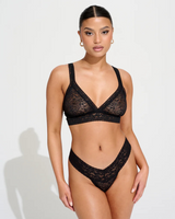 Conjunto de Lingerie em Renda Preta com Bralette e Tanga de Corte Sensual